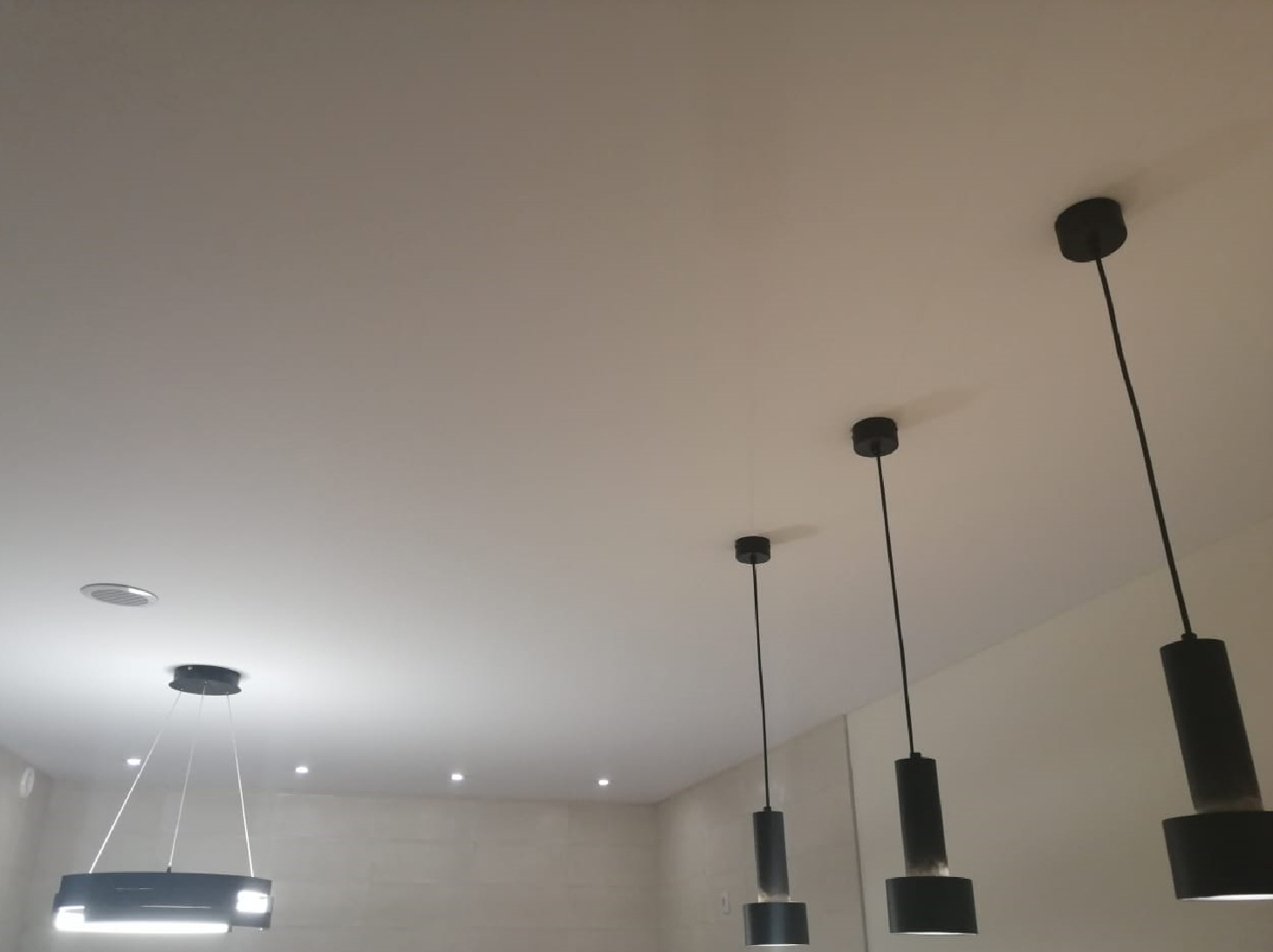 Натяжной потолок с 8 светильниками